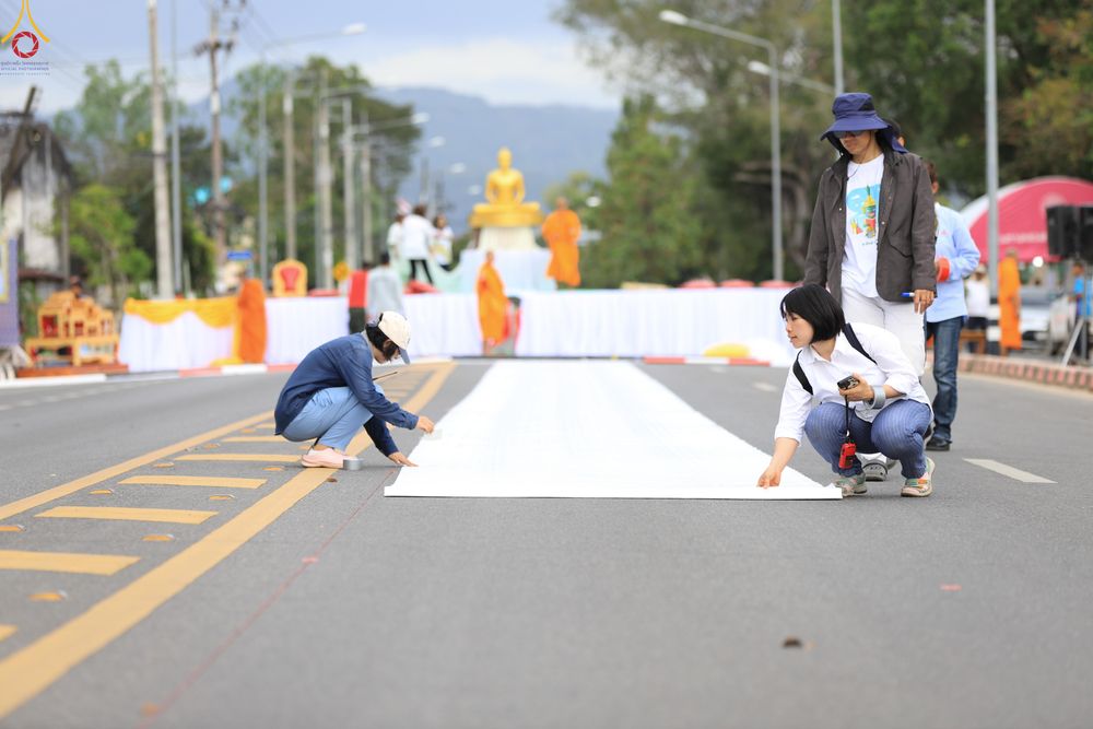 ภาพ No.280883:วันที่ 27 ธันวาคม พ.ศ.2568 คณะสงฆ์และเจ้าหน้าที่ทุกสังกัด ช่วยกันเตรียมงานตักบาตรพระ 1,000 รูป จ.สตูล