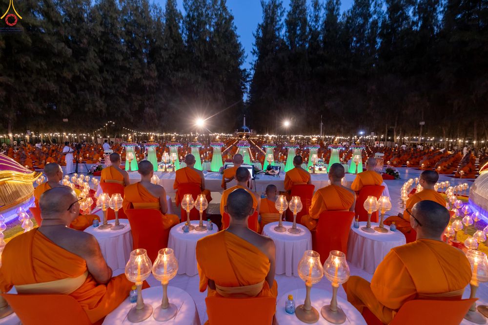 ภาพ No.290184:วันที่ 6 มกราคม พ.ศ. 2569 พิธีจุดประทีปถวายเป็นพุทธบูชา และบูชาธรรมมหาปูชนียาจารย์ (ภาพชุดที่ 2) ณ อนุสรณ์สถานมหาวิหารพระมงคลเทพมุนี (โลตัสแลนด์) อ.สองพี่น้อง จ.สุพรรณบุรี ในโครงการธรรมยาตรา กตัญญูบูชา มหาปูชนียาจารย์ พระมงคลเทพมุนี(สด จนฺทสโร) พระผู้ปรา