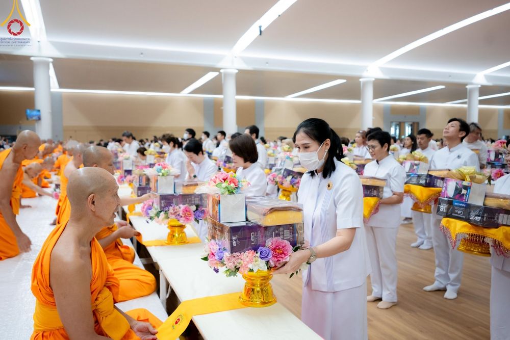 ภาพ No.145347:พิธีถวายผ้าอาบน้ำฝนและประทีปโคมไฟ ณ สภาธรรมกายสากล วัดพระธรรมกาย วันเสาร์ที่ 20 กรกฎาคม พ.ศ. 2567