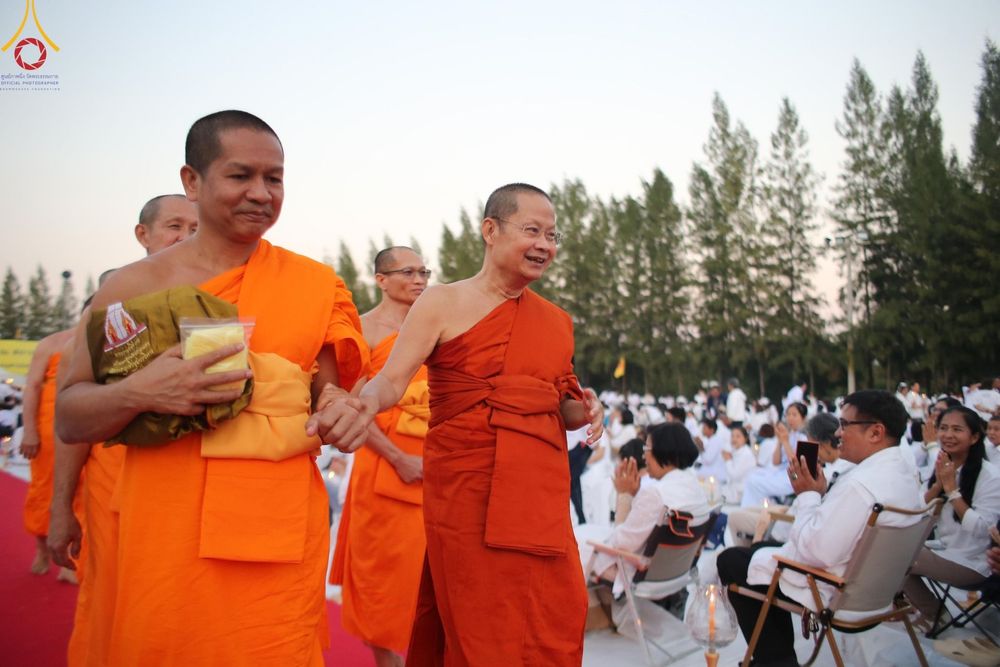 ภาพ No.192748:พิธีจุดประทีปถวายเป็นพุทธบูชา และบูชาธรรมมหาปูชนียาจารย์ ณ อนุสรณ์สถานคลองบางนางแท่น อ.สามพราน จ.นครปฐม ในโครงการธรรมยาตรา กตัญญูบูชา มหาปูชนียาจารย์ พระมงคลเทพมุนี(สด จนฺทสโร) พระผู้ปราบมาร อนุสรณ์สถาน 7 แห่ง ปีที่ 13 วันที่ 10 มกราคม พ.ศ. 2568