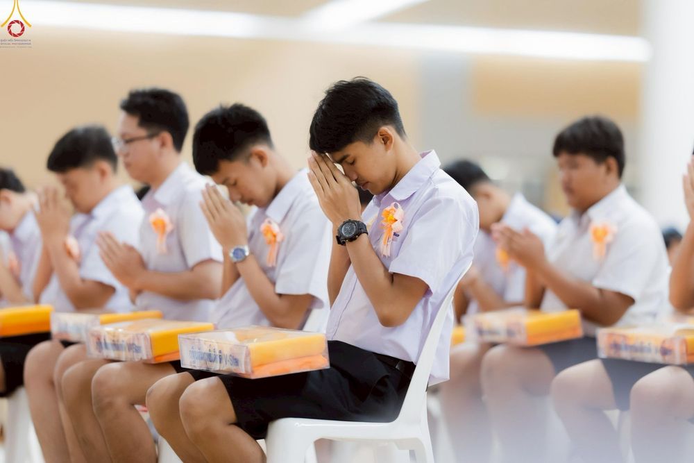 ภาพ No.246029:วันเสาร์ที่ 13 กันยายน พ.ศ. 2568 พิธีมอบผ้าไตรประธานกฐินสัมฤทธิ์เด็กดี V-Star ณ สภาธรรมกายสากล วัดพระธรรมกาย