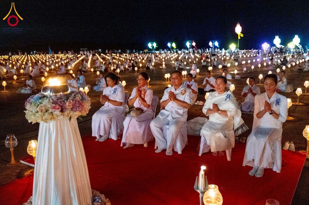 ภาพ No.266213:วันพุธที่ 5 พฤศจิกายน พ.ศ. 2568 (วันพระ ขึ้น 15 ค่ำ เดือน 12) พิธีจุดประทีปโคมลาน, โคมลอย และลอยกระทง ถวายประทีปเป็นพุทธบูชา สร้างความสว่างไสวให้กับแผ่นดินด้วยแสงธรรม ณ พุทธอุทยานนานาชาติ จังหวัดหนองคาย