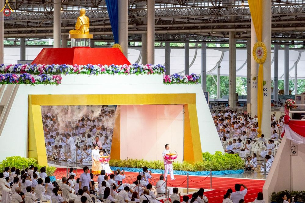 ภาพ No.244039:วันอาทิตย์ที่ 7 กันยายน พ.ศ. 2568 พิธีทอดผ้าป่าสมทบกฐินวัดพระธรรมกาย และสมทบกฐิน 30,000 วัดทั่วไทย ครั้งที่ 2 ณ ห้องแก้วสารพัดนึก 1 วัดพระธรรมกาย