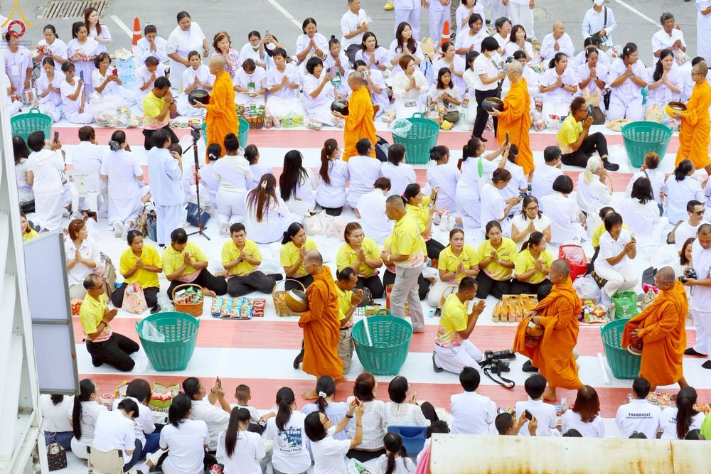 ภาพ No.241998:วันอาทิตย์ที่ 31 สิงหาคม พ.ศ. 2568 พิธีทำบุญแด่คณะสงฆ์ 122 รูป ฉลอง 121 ปี อำเภอคลองหลวง จ.ปทุมธานี เพื่อนำส่งช่วยเหลือคณะสงฆ์ 323 วัด 4 จังหวัดชายแดนภาคใต้ และช่วยเหลือประชาชนจากเหตุปะทะ แนวชายแดนไทย-กัมพูชา ณ บริเวณหน้าที่ว่าการอำเภอคลองหลวง 