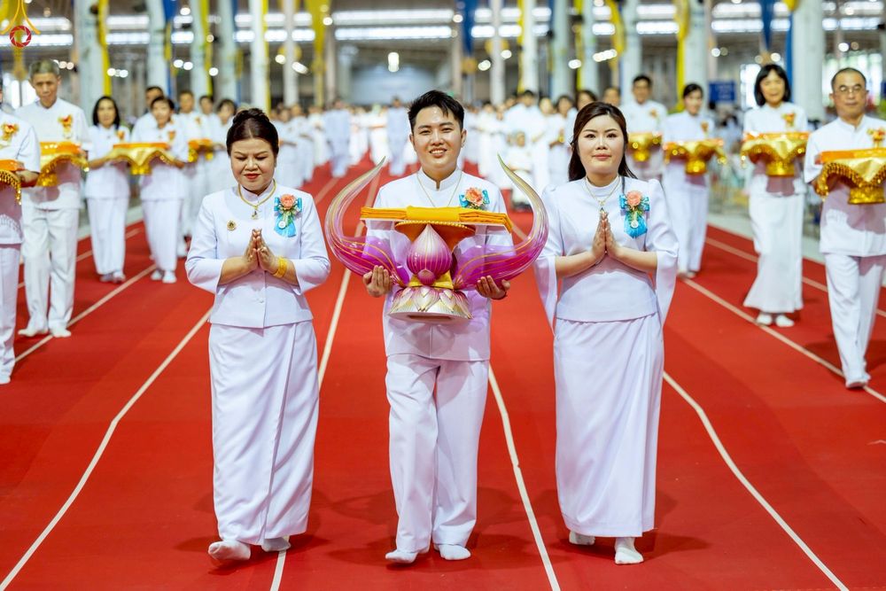 ภาพ No.251670:วันที่ 10 ตุลาคม พ.ศ. 2568 พิธีทอดผ้าป่าสมทบกฐินวัดพระธรรมกาย และสมทบกฐิน 30,000 กว่าวัดทั่วประเทศ ครั้งที่ 3 ณ สภาธรรมกายสากล วัดพระธรรมกาย