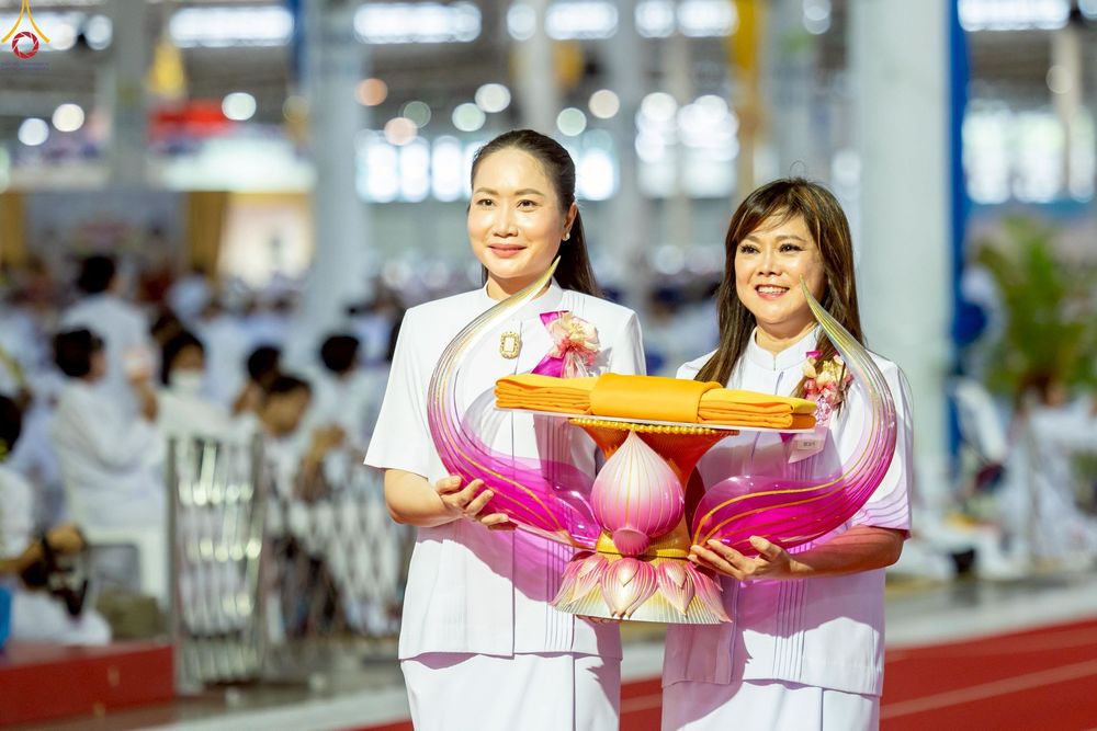 ภาพ No.240806:วันพุธที่ 27 สิงหาคม พ.ศ. 2568 พิธีทอดผ้าป่าเพื่อสร้างอาคาร  82 ปี หลวงพ่อธัมมชโย สมทบกฐินวัดพระธรรมกาย และกฐิน 30,000 วัดทั่วประเทศ ครั้งที่ 1