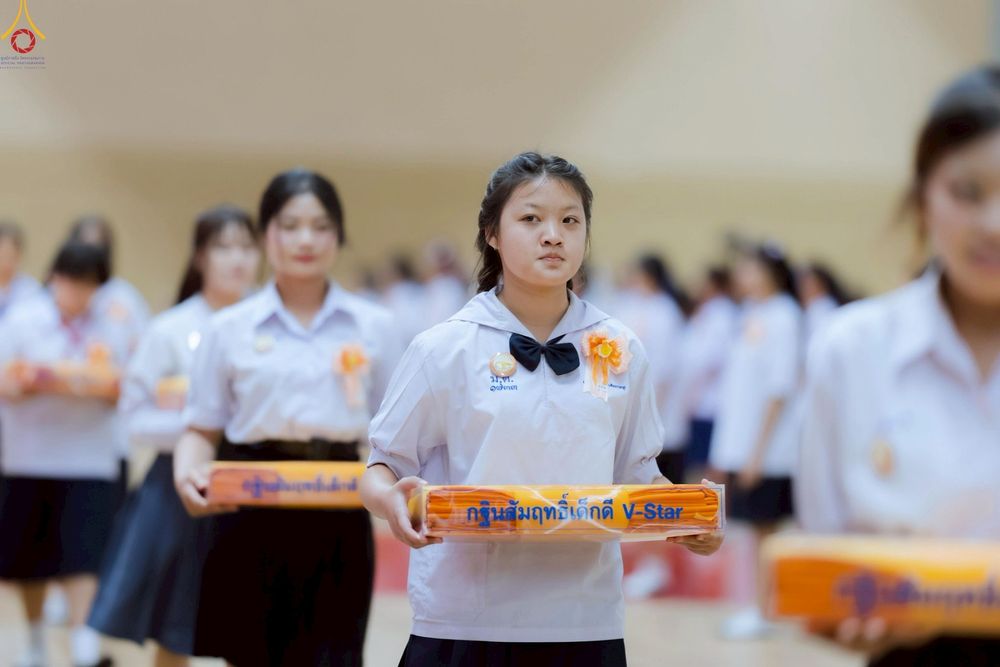 ภาพ No.246004:วันเสาร์ที่ 13 กันยายน พ.ศ. 2568 พิธีมอบผ้าไตรประธานกฐินสัมฤทธิ์เด็กดี V-Star ณ สภาธรรมกายสากล วัดพระธรรมกาย