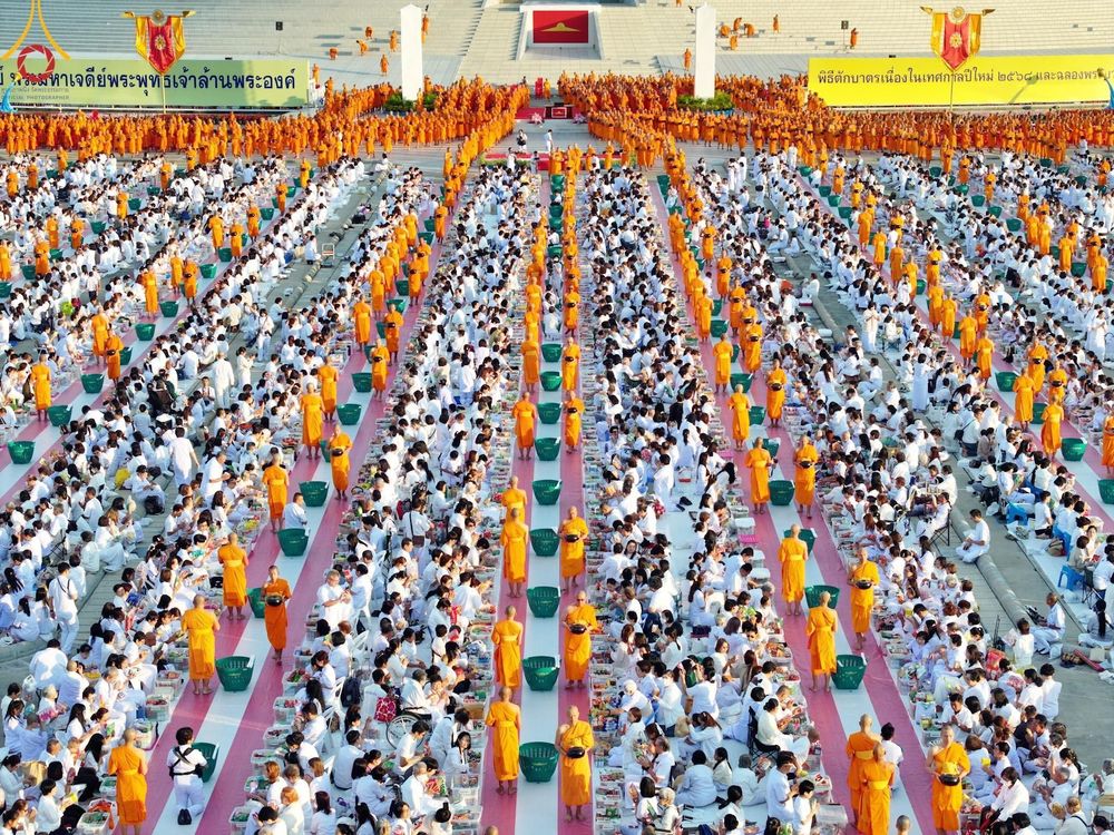 ภาพ No.187822:พิธีตักบาตรฉลองพระใหม่ ต้อนรับพุทธศักราช 2568 ณ ลานธรรมพระมหาธรรมกายเจดีย์ วัดพระธรรมกาย จ.ปทุมธานี วันที่ 1 มกราคม พ.ศ. 2568