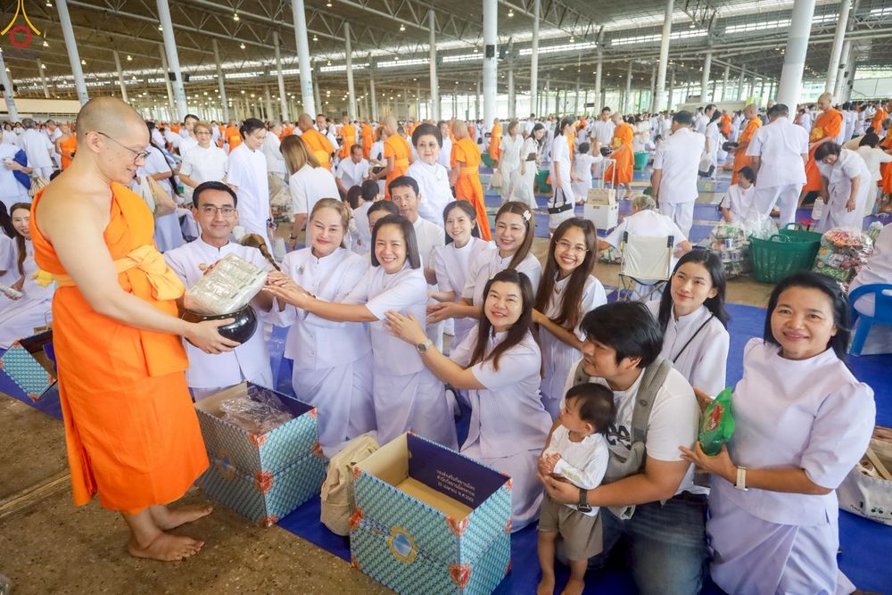 ภาพ No.263955:วันอาทิตย์ที่ 2 พฤศจิกายน พ.ศ. 2568 พิธีตักบาตรอาทิตย์ต้นเดือน ณ บ้านแก้วเรือนทองคุณยายฯ วัดพระธรรมกาย