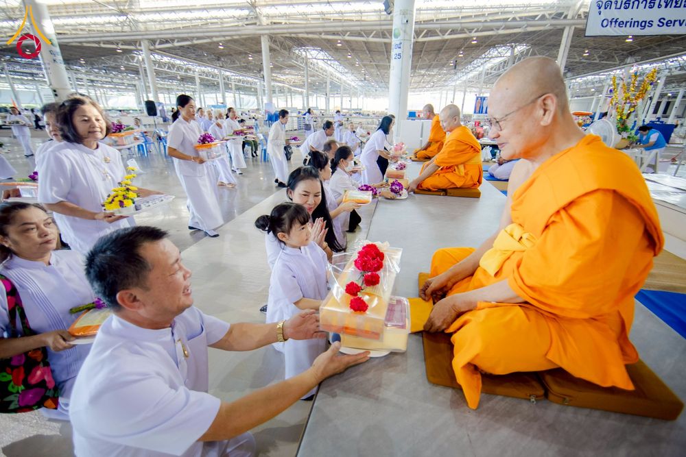 ภาพ No.277082:วันอาทิตย์ที่ 7 ธันวาคม พ.ศ. 2568 พิธีตักบาตรอาทิตย์ต้นเดือน ณ บ้านแก้วเรือนทองคุณยายฯ วัดพระธรรมกาย