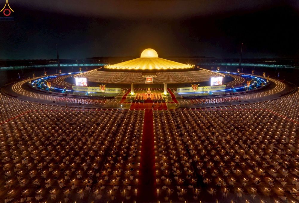 ภาพ No.253721:วันที่ 10 ตุลาคม พ.ศ. 2568 พิธีจุดประทีปบูชาพระผู้ปราบมาร, พิธีจุดประทีปบนพระมหาธรรมกายเจดีย์  20,000 ดวง เนื่องในวันคล้ายวันเกิดครบรอบ 141 ปี พระมงคลเทพมุนี (สด จนฺทสโร)