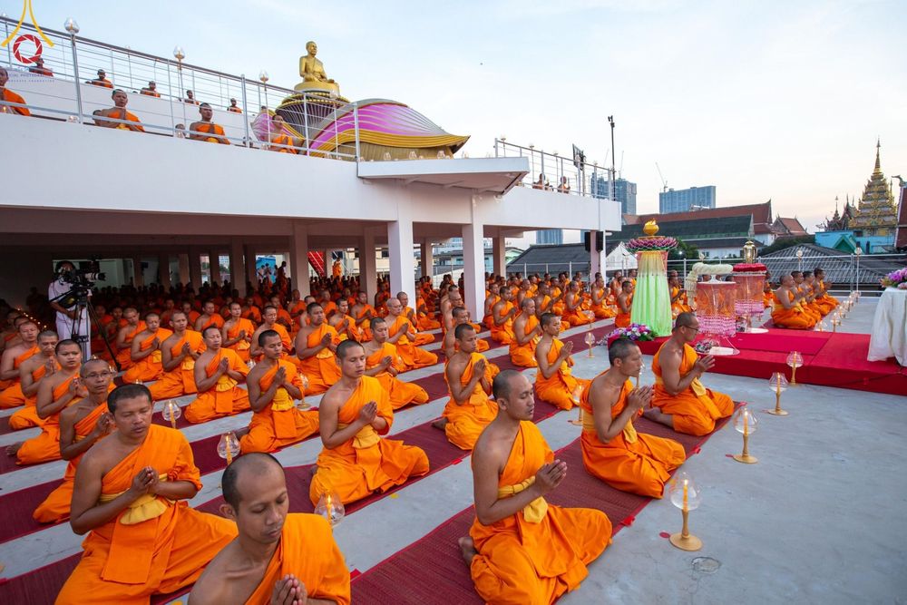ภาพ No.201657:พิธีจุดประทีปถวายเป็นพุทธบูชา และบูชาธรรมมหาปูชนียาจารย์ ณ อาคารธรรมยาตรา กตัญญูบูชามหาปูชนียาจารย์ ตรงข้ามวัดปากน้ำภาษีเจริญ จ.กรุงเทพมหานคร ในโครงการธรรมยาตรา กตัญญูบูชา มหาปูชนียาจารย์ พระมงคลเทพมุนี(สด จนฺทสโร) พระผู้ปราบมาร อนุสรณ์สถาน 7 แห่ง