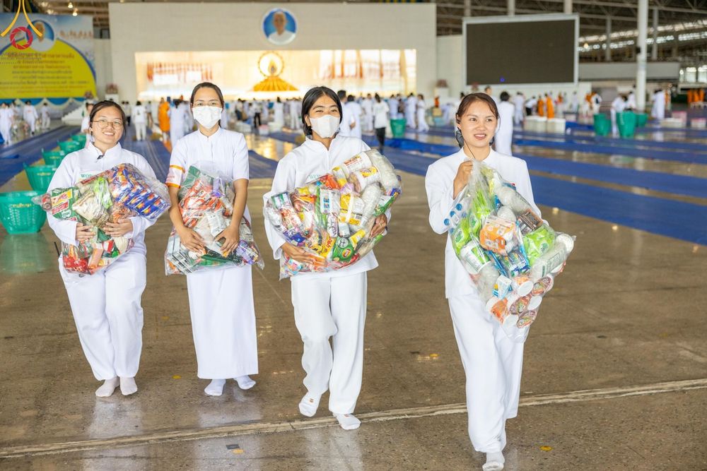 ภาพ No.139152:พิธีตักบาตร , พิธีบูชาข้าวพระ ณ ห้องแก้วสารพัด 1 สภาธรรมกายสากล วัดพระธรรมกาย วันอาทิตย์ต้นเดือนที่ 2 มิถุนายน พ.ศ. 2567