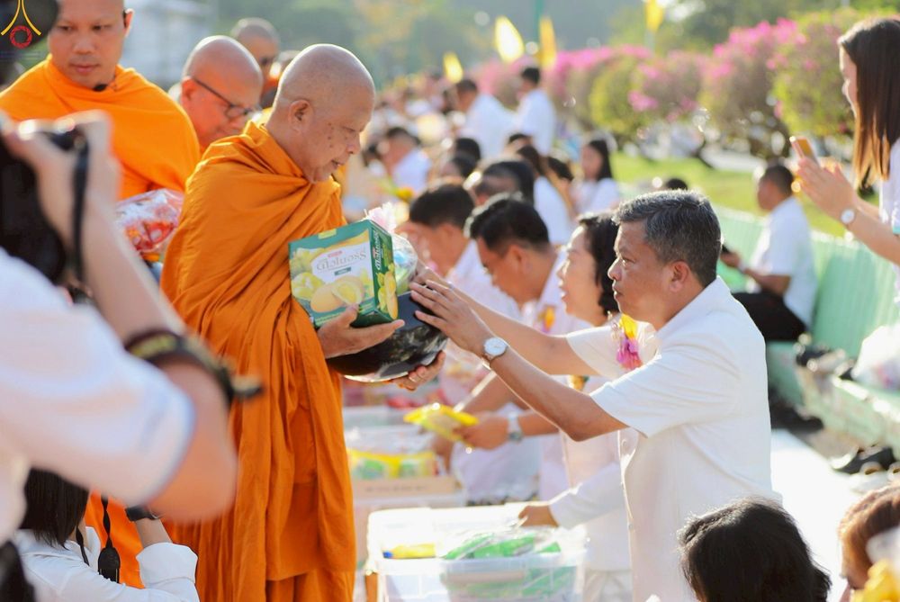 ภาพ No.235239:วันอาทิตย์ที่ 27 กรกฎาคม พ.ศ. 2568 พิธีตักบาตรพระ1,000 รูป ทำบุญเมืองพัทลุง ประธานสงฆ์ พระปริยัติวชิโรดม  เจ้าคณะจังหวัดพัทลุง ประธานฆราวาส นายรัฐศาสตร์ ชิดชู  ผู้ว่าราชการจังหวัดพัทลุง