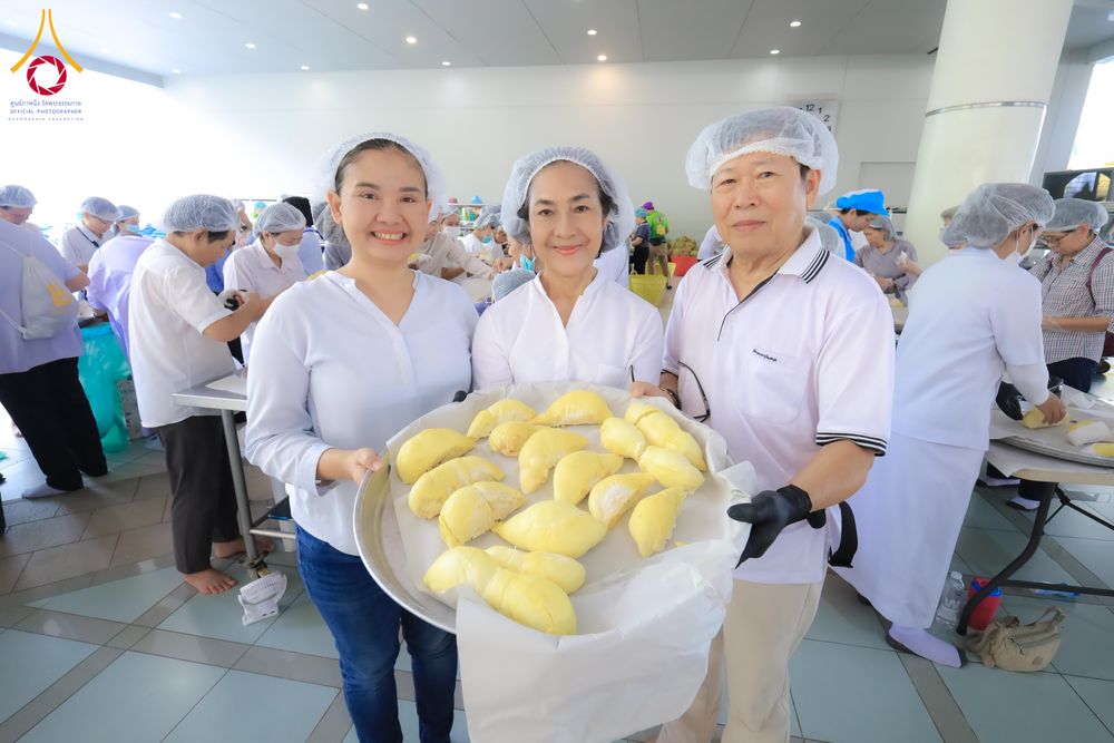 ภาพ No.323566:วันที่ 21 เมษายน 2569 ปอกทุเรียน 26 ตัน 75,000 กล่อง เตรียมงานถวายสังฆทาน40000กว่าวัดทั่วประเทศ