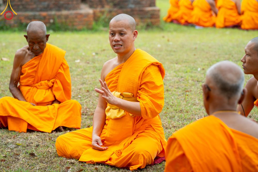 ภาพ No.314659:วันที่ 20 มีนาคม พ.ศ. 2569 พระอาจารย์ แนะนำการปฏิบัติธรรมให้แก่สามเณร  โครงการบรรพชาสามเณร 500 รูป เนปาล ณ วิหารมายาเทวี ประเทศเนปาล