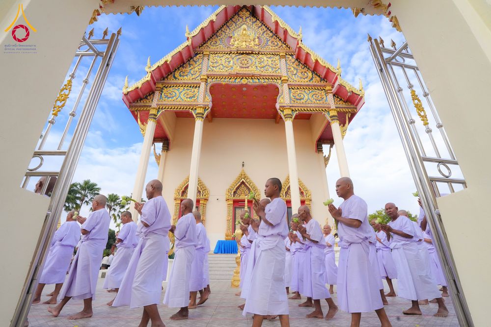 ภาพ No.278573:วันอาทิตย์ที่ 14 ธันวาคม พ.ศ.2568  พิธีเวียนประทักษิณ พิธีวันทาสีมาพระประธาน โครงการบวชบูชาธรรมมหาปูชนียาจารย์ ของศูนย์ปฏิบัติธรรมบุรีรัมย์ ณ วัดกลาง พระอารามหลวง จังหวัดบุรีรัมย์