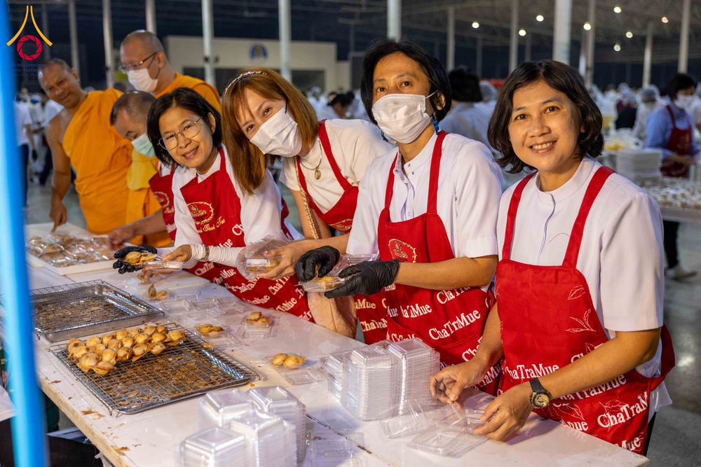 ภาพ No.302967:วันที่ 26 มกราคม พ.ศ. 2569 พิธีถวายภัตตาหารเป็นสังฆทาน แด่พระธรรมยาตรา ณ วัดพระธรรมกาย  จังหวัดปทุมธานี ในโครงการธรรมยาตรา กตัญญูบูชา มหาปูชนียาจารย์ พระมงคลเทพมุนี(สด จนฺทสโร) พระผู้ปราบมาร อนุสรณ์สถาน 7 แห่ง ปีที่ 14