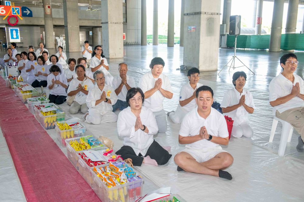 ภาพ No.339964:วันอาทิตย์ที่ 19 กรกฎาคม พ.ศ.2569 พิธีตักบาตรโครงการบรรพชาสามเณรนานาชาติ รุ่นที่ 15 ณ มหารัตนวิหารคด 6 วัดพระธรรมกาย