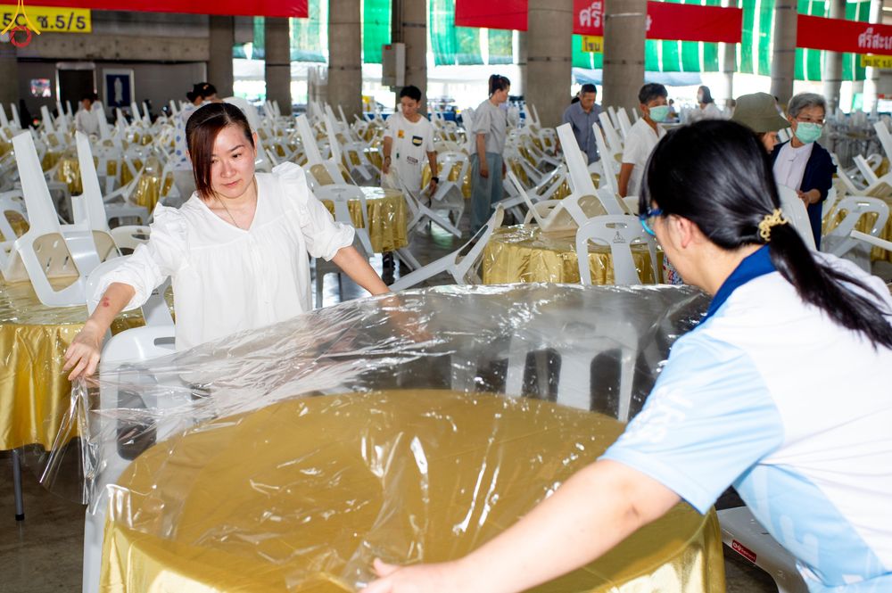 ภาพ No.322311:วันที่ 15 เมษายน พ.ศ.2569 การเตรียมงาน เช็ดโต๊ะ เก้าอี้ ปูผ้าโต๊ะฉัน เพื่องานถวายมหาสังฆทาน 40,000 กว่าวัดทั่วประเทศ วันคุ้มครองโลก 22 เมษายน พ.ศ.2569 วัดพระธรรมกาย