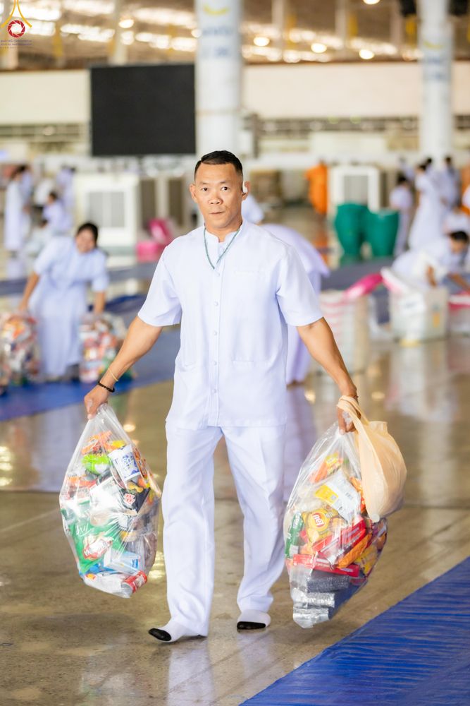 ภาพ No.318240:วันอาทิตย์ต้นเดือนที่ 5 เมษายน พ.ศ.2569 พิธีตักบาตร ณ บ้านแก้วเรือนทองคุณยายอาจารย์ฯ วัดพระธรรมกาย