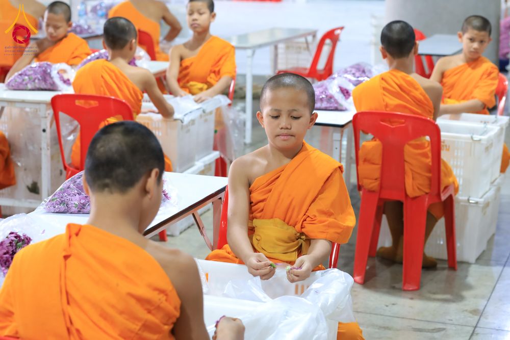 ภาพ No.303223:วันที่ 15-21 มกราคม พ.ศ.2569 ปลิดกลีบดอกเบญจทรัพย์ เพื่อโปรยต้อนรับพระธรรมยาตรา ในโครงการธรรมยาตรา กตัญญูบูชา มหาปูชนียาจารย์ พระมงคลเทพมุนี(สด จนฺทสโร) พระผู้ปราบมาร อนุสรณ์สถาน 7 แห่ง ปีที่ 14 ณ วิหารคด วัดพระธรรมกาย