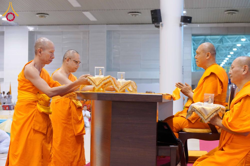 ภาพ No.337977:วันอาทิตย์ต้นเดือน 5 กรกฎาคม พ.ศ.2569 สัมมนาพิเศษ พิธีมอบพระของขวัญ ณ ห้องแก้วสารพัด1 วัดพระธรรมกาย