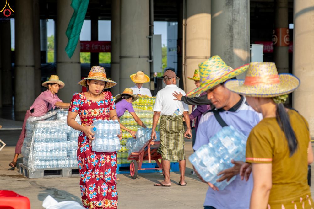 ภาพ No.323084:วันที่ 19 เมษายน พ.ศ.2569 การเรียงกล่องไทยธรรม , เตรียมงานจราจร เพื่องานถวายมหาสังฆทาน 40,000 กว่าวัดทั่วประเทศ วันคุ้มครองโลก 22 เมษายน พ.ศ.2569 วัดพระธรรมกาย