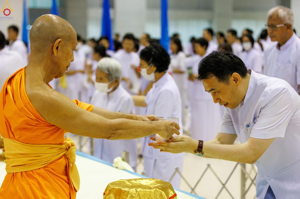 ภาพ No.311654:วันอาทิตย์ต้นเดือนที่ 1 มีนาคม พ.ศ.2569 สัมมนาพิเศษ พิธีมอบรูปหล่อโลหะหลวงปู่วัดปากน้ำ พระมงคลเทพมุนี พิธีมุทิตาสักการะในโอกาสพระครูปลัดรัตนวีรวัฒน์(รังสฤษดิ์ อิทธิจินฺตโก) เจ้าอาวาสวัดพระธรรมกาย  ดำรงตำแหน่งเป็น “ที่ปรึกษาเจ้าคณะจังหวัดปทุมธานี”  ณ ห้อง