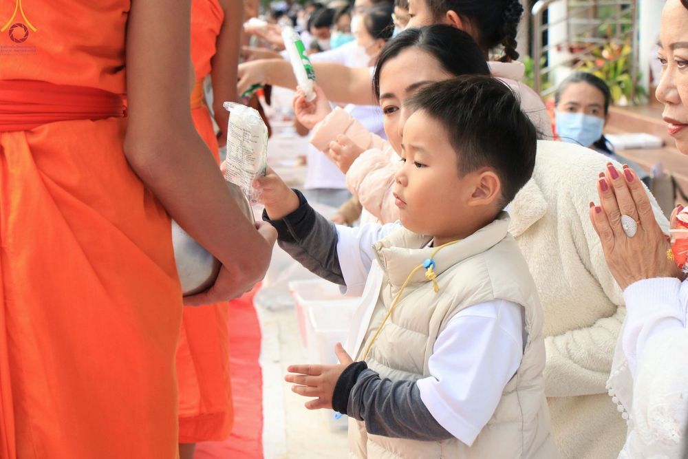 ภาพ No.68551:พิธีเจริญพระพุทธมนต์และตักบาตรพระ ๑,๐๐๐ รูป บำเพ็ญกุศลเพื่อถวายพระพรชัยแด่ สมเด็จพระเจ้าลูกเธอเจ้าฟ้าพัชรกิติยาภา นเรนทิราเทพยวดี กรมหลวงราชสาริณีสิริพัชร มหาวัชรราชธิดา และ ฉลองเมืองลำปาง ๑,๓๔๒ ปี วันศุกร์ที่ ๓๐ ธันวาคม พ.ศ.๒๕๖๕ ณ ศูนย์ปฏิบัติธรรมลำปาง 