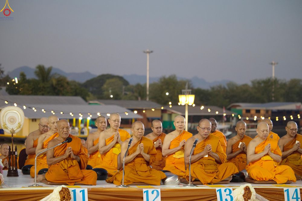 ภาพ No.284145:วันเสาร์ที่ 20 ธันวาคม พ.ศ.2568  พิธีตักบาตรพระ 10,000 รูป เนื่องในโอกาส 194 ปี จังหวัดกาญจนบุรี และอุทิศส่วนกุศลให้แด่บรรพชนทั้งหลาย บริเวณถนนสองแคว (Skywalk) เมืองกาญจนบุรี