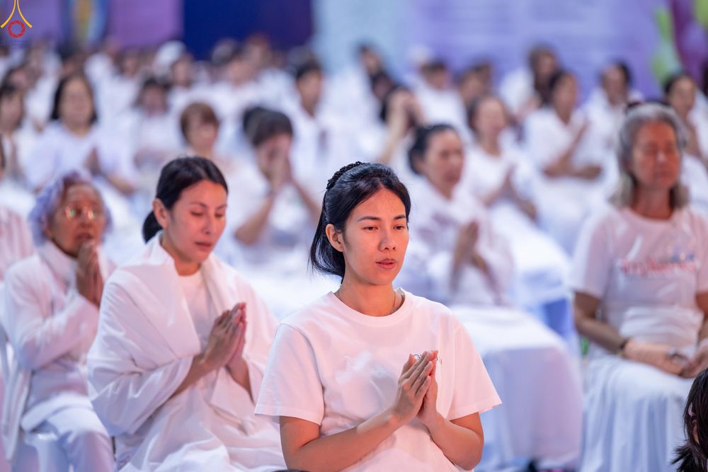 ภาพ No.280432:วันที่ 31 ธันวาคม พ.ศ.2568 -วันที่ 1 มกราคม พ.ศ.2569 พิธีฉลองชัยสวดมนต์บทธัมมจักกับปปวัตนสูตร ครบ 8,000,000,000 จบ , พิธีสวดมนต์ข้ามปี ณ วัดพระธรรมกาย