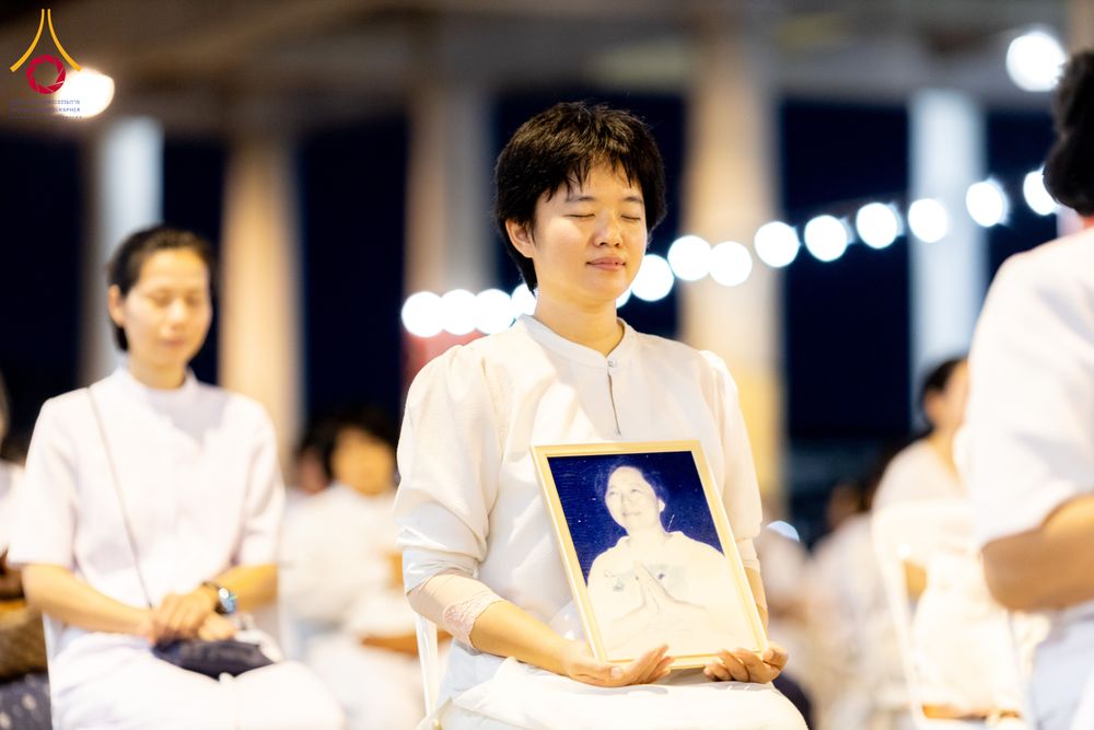 ภาพ No.286737:วันอาสาฬหบูชา วันพฤหัสบดีที่ 10 กรกฏาคม พ.ศ.2568  พิธีเวียนประทักษิณรอบพระมหาธรรมกายเจดีย์ , พิธีฉลองชัยสวดมนต์บทธัมมจักกัปปวัตตนสูตร ครบ 7,520,000,000 จบ ณ มหารัตนวิหารคด วัดพระธรรมกาย