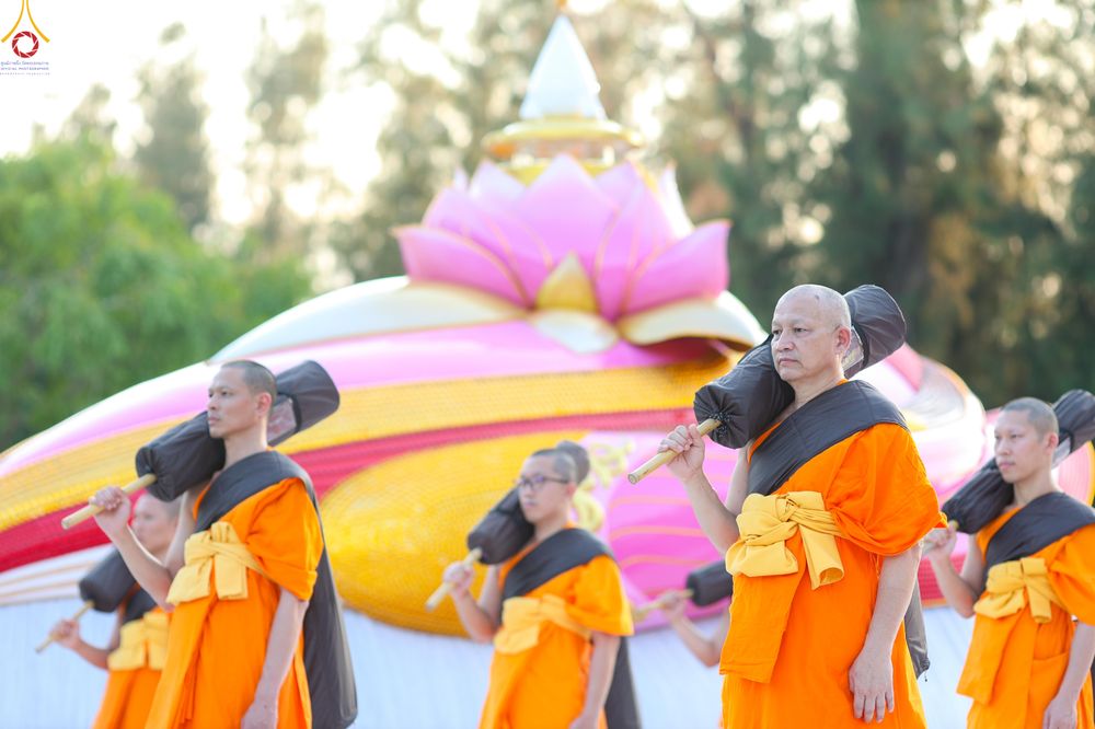 ภาพ No.281654:วันที่ 24 ธันวาคม พ.ศ.2568 พระธรรมยาตรา ปฏิบัติธรรม และถ่ายภาพหมู่ประวัติศาสตร์ ณ ลานหน้ามหาวิหารพระมงคลเทพมุนีฯ วัดพระธรรมกาย