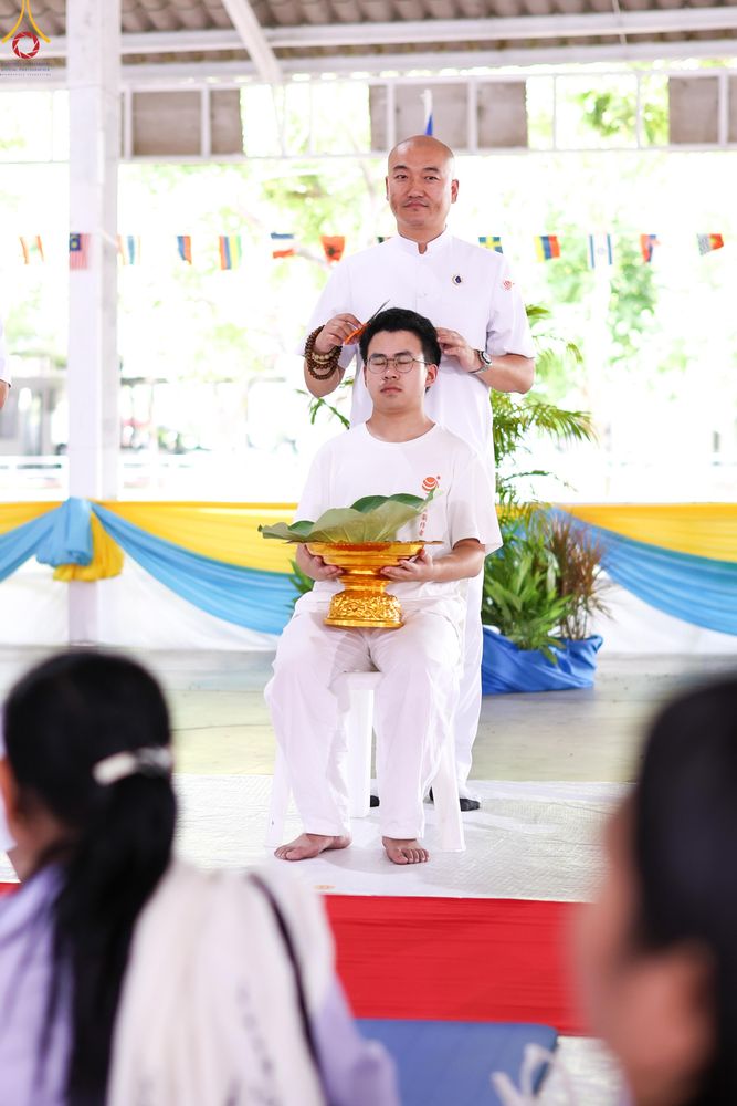 ภาพ No.338266:วันอาทิตย์ที่ 5 กรกฎาคม พศ.2569 พิธีตัดปอยผมธรรมทายาทนานาชาติ IDOP รุ่นที่ 21 จากประเทศจีน มาเลเซีย สิงคโปร์ และไต้หวัน ณ โถงช้าง วัดพระธรรมกาย