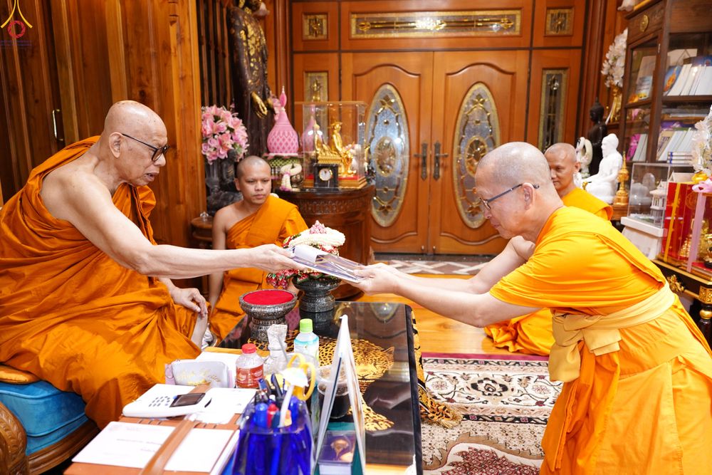 ภาพ No.286254:วันที่ 12 กรกฎาคม พศ.2568 (แรม 2 ค่ำ เดือน 8) พระภิกษุวัดพระธรรมกาย ทำวัตรพระผู้ใหญ่ เนื่องในวันเข้าพรรษา