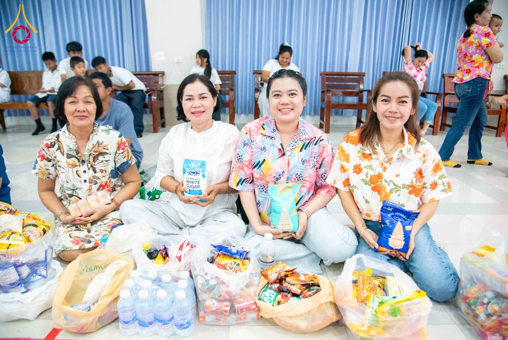 ภาพ No.321788:วันที่ 12 เมษายน พ.ศ.2569 ตักบาตรสงกรานต์ฉลองสามเณรใหม่  ณ ศูนย์ปฏิบัติธรรมระยอง(บ้านช่องลม)