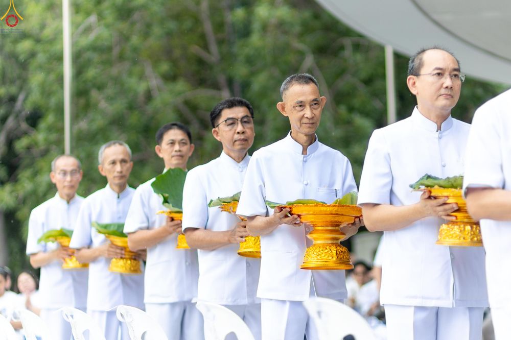 ภาพ No.330615:วันที่ 30 พฤษภาคม พ.ศ.2569 พิธีตัดปอยผมและปลงผม อุบาสกอุปสมบทอุทิศชีวิต 11 ท่าน (ภาพชุดที่ 2) ณ โบสถ์พระไตรปิฎก วัดพระธรรมกาย จังหวัดปทุมธานี