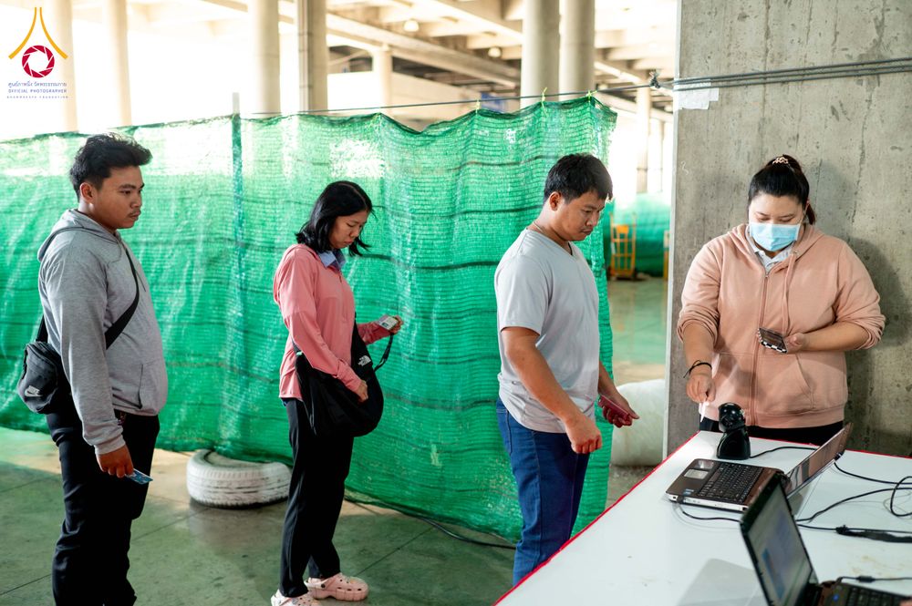 ภาพ No.279423:วันที่ 19-26 ธันวาคม พ.ศ. 2568 และ วันที่ 1 มกราคม พ.ศ.2569 รับบุญปลิดกลีบดอกไม้ เพื่อโปรยต้อนรับพระธรรมยาตรา