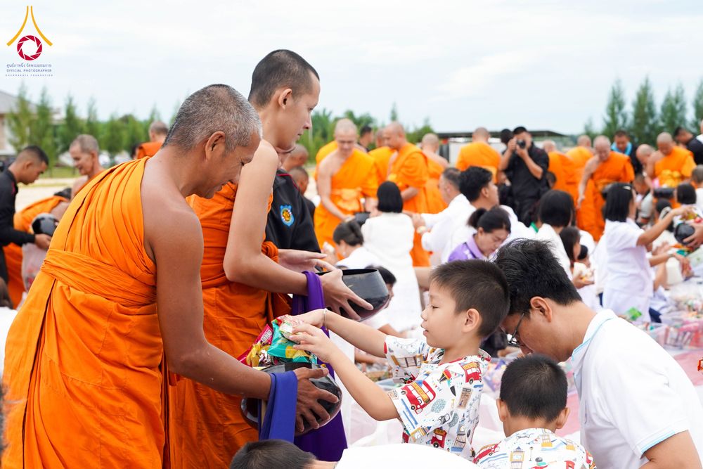 ภาพ No.348951:วันที่ 12 กันยายน พ.ศ.2569 พิธีตักบาตรแด่คณะสงฆ์ 323 วัด 4 จังหวัดชายแดนภาคใต้ พิธีถวายสังฆทานแด่คณะสงฆ์ 323 วัด ปีที่ 22 ครั้งที่ 189 พิธีมอบกองทุนหนุนแรงใจช่วยครูใต้ ปีที่ 19 ครั้งที่ 151 และพิธีทำบุญอุทิศส่วนกุศลให้ผู้วายชนม์ ณ ศูนย์อบรมเยาวชนปัตตานี 