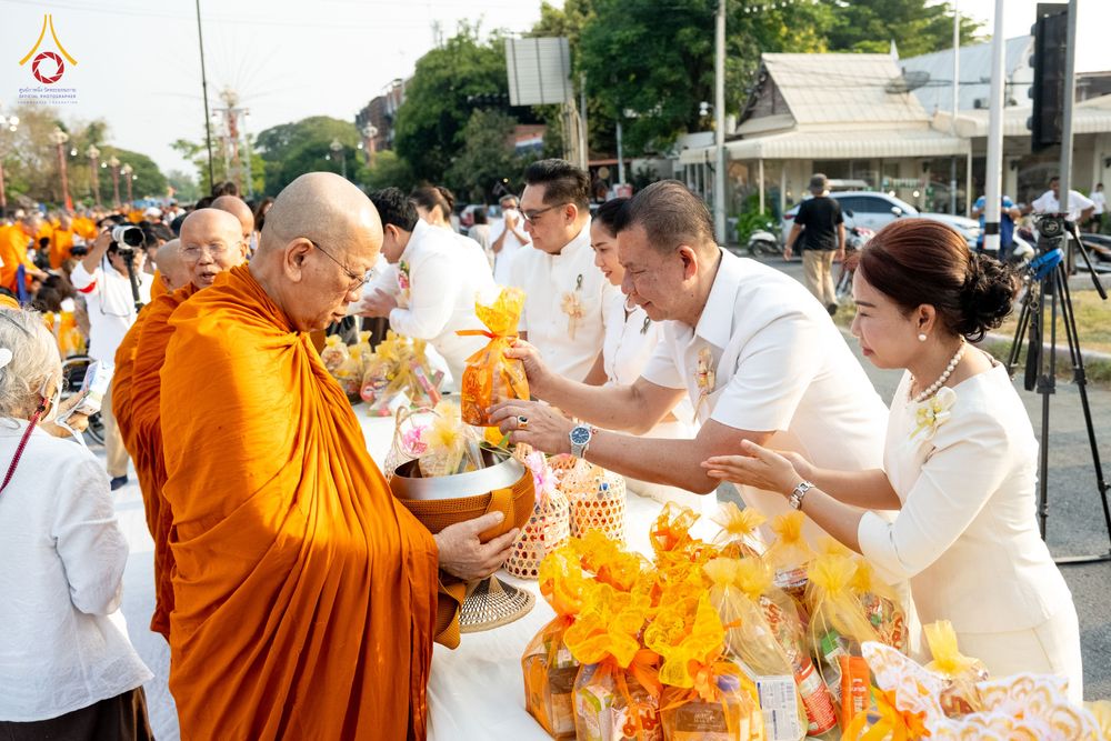 ภาพ No.318077:วันเสาร์ที่ 4 เมษายน พ.ศ. 2569 งานทำบุญเมืองใจกลางอยุธยา  ตักบาตรพระ 1,109 รูป ณ ถนนชีกุน หน้าวัดมหาธาตุ และวัดราชบูรณะ