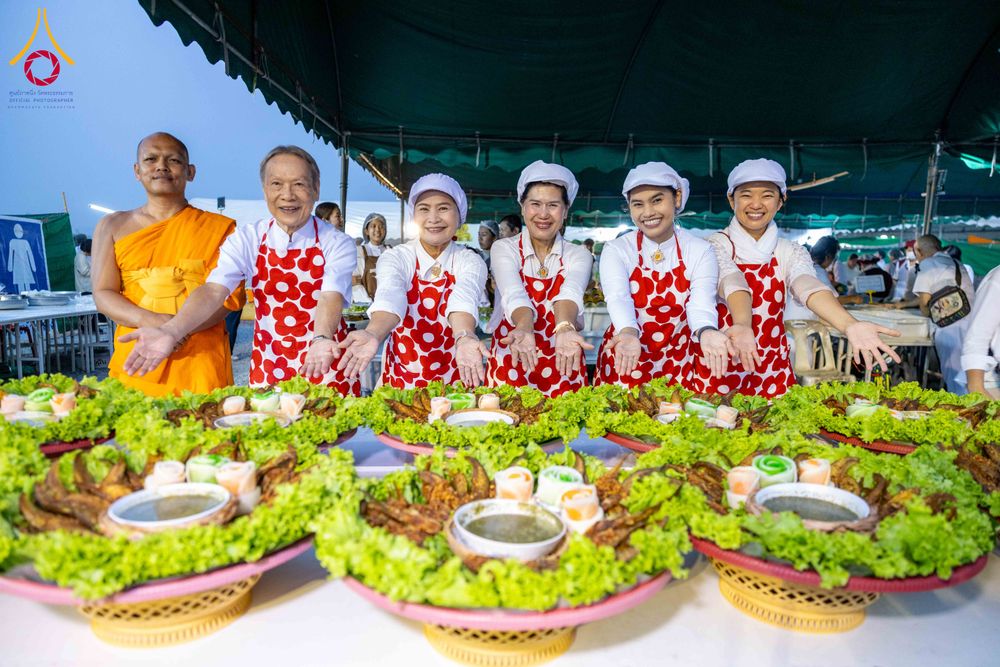 ภาพ No.299112:วันที่ 21 มกราคม พ.ศ. 2569 พิธีถวายภัตตาหารเป็นสังฆทาน แด่พระธรรมยาตรา ณ อนุสรณ์สถานบางปลา วัดบางปลา อำเภอบางเลน จังหวัดนครปฐม ในโครงการธรรมยาตรา กตัญญูบูชา มหาปูชนียาจารย์ พระมงคลเทพมุนี(สด จนฺทสโร) พระผู้ปราบมาร อนุสรณ์สถาน 7 แห่ง ปีที่ 14