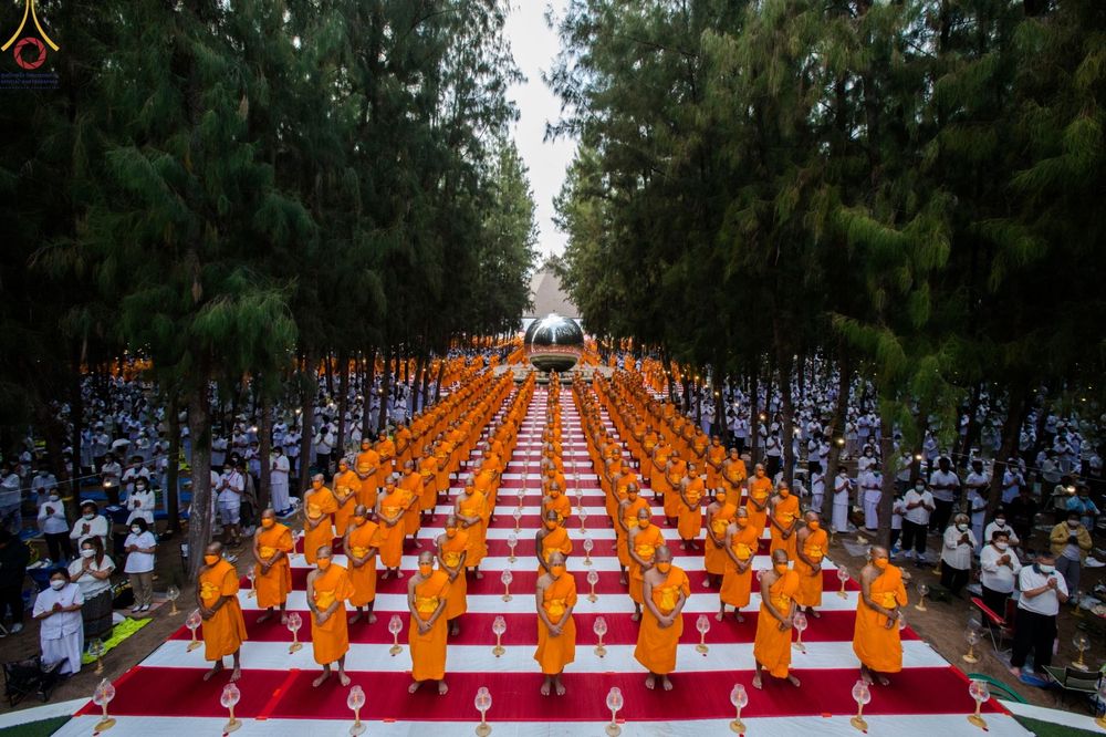 ภาพ No.69439:พิธีจุดประทีปถวายเป็นพุทธบูชา และบูชาธรรมมหาปูชนียาจารย์ ในโครงการธรรมยาตรากตัญญูบูชา มหาปูชนียาจารย์ พระมงคลเทพมุนี(สด จนฺทสโร) พระผู้ปราบมาร ปีที่ 11 ณ อนุสรณ์สถานมหาวิหารพระมงคลเทพมุนี อ.สองพี่น้อง จ.สุพรรณบุรี