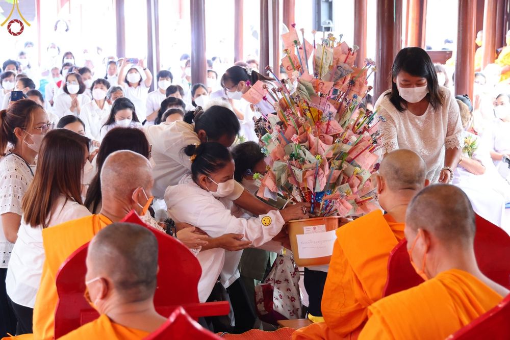 ภาพ No.71569:พระธรรมยาตรา ปฏิบัติศาสนกิจ ทำนุบำรุงศาสนสถาน, ปฏิบัติธรรม ร่วมกับชุมชน,นักเรียนเด็กดีวีสตาร์ และร่วมพิธีทอดผ้าป่าบำรุงศาสนสถาน ในโครงการธรรมยาตรากตัญญูบูชา มหาปูชนียาจารย์ พระมงคลเทพมุนี(สด จนฺทสโร) พระผู้ปราบมาร อนุสรณ์สถาน 7 แห่ง ปีที่ 11 ณ วัดสองพี่น
