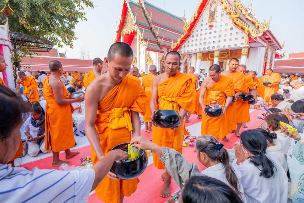 ภาพ No.294556:วันที่ 14 มกราคม พ.ศ. 2569 พิธีตักบาตรพระธรรมยาตรา ณ วัดสองพี่น้อง ต.ต้นตาล อ.สองพี่น้อง จ.สุพรรณบุรี ในโครงการธรรมยาตรา กตัญญูบูชา มหาปูชนียาจารย์ พระมงคลเทพมุนี(สด จนฺทสโร) พระผู้ปราบมาร อนุสรณ์สถาน 7 แห่ง ปีที่ 14