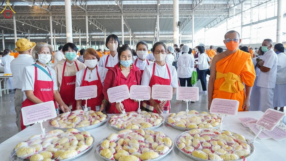 ภาพ No.75123:พิธีถวายภัตตาหารเป็นสังฆทาน แด่คณะพระธรรมยาตราฯ ในโครงการธรรมยาตรากตัญญูบูชา มหาปูชนียาจารย์ พระมงคลเทพมุนี(สด จนฺทสโร) พระผู้ปราบมาร อนุสรณ์สถาน 7 แห่ง ปีที่ 11 วันที่ 31 มกราคม พ.ศ. 2566