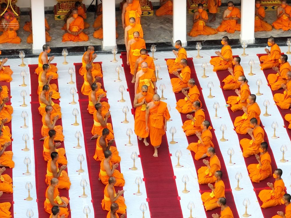 ภาพ No.71864:พิธีจุดประทีปถวายเป็นพุทธบูชา และบูชาธรรมมหาปูชนียาจารย์ ในโครงการธรรมยาตรากตัญญูบูชา มหาปูชนียาจารย์ พระมงคลเทพมุนี(สด จนฺทสโร) พระผู้ปราบมาร ปีที่ 11 ณ อนุสรณ์สถานลำดับที่ 3 สถานที่เกิดใหม่ในเพศสมณะ วัดสองพี่น้อง อ.สองพี่น้อง จ.สุพรรณบุรี วันที่ 17 มกร