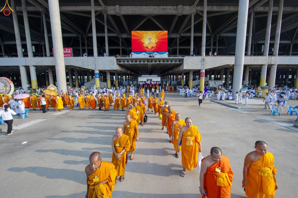 ภาพ No.324429:วันที่ 22 เมษายน พ.ศ.2569 (วันคุ้มครองโลก) งานถวายมหาสังฆทาน 40,000 กว่าวัดทั่วประเทศ บรรยากาศพระสังฆาธิการและสาธุชน  เดินทางเข้าลานธรรม วัดพระธรรมกาย