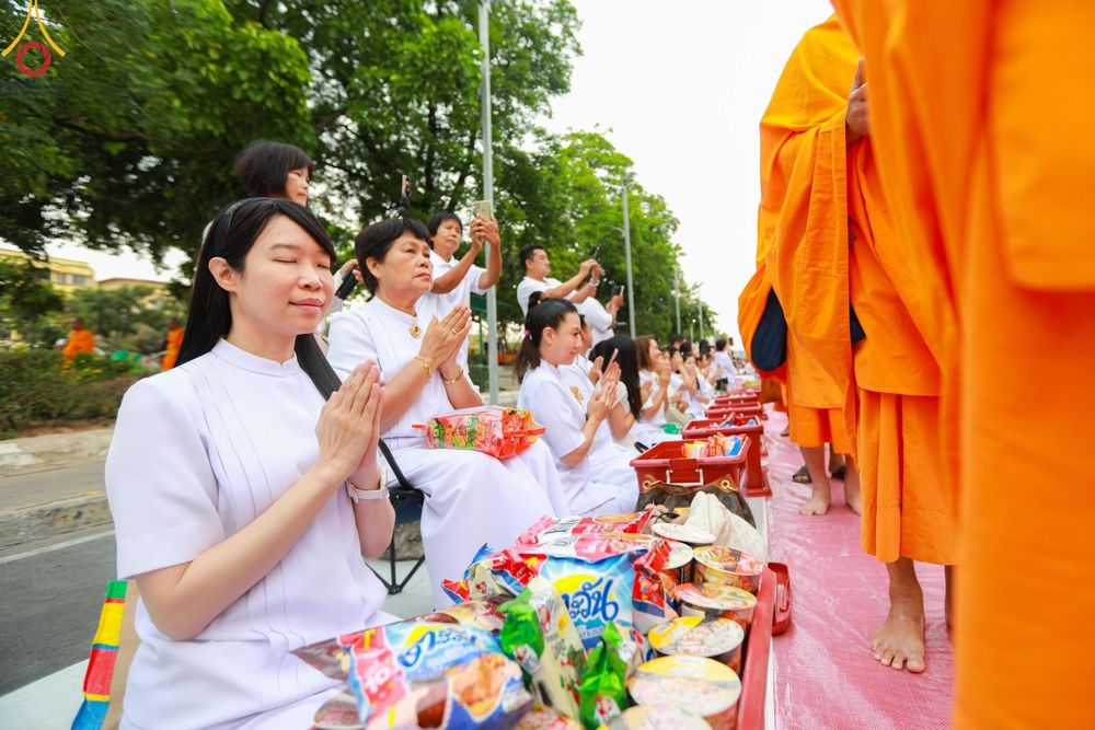 ภาพ No.126190:พิธีทำบุญเมืองนครราชสีมา ฉลอง 556 ปี ตักบาตรพระ 10,000 รูป ในวันเสาร์ที่ 2 มีนาคม พ.ศ.2567 ณ อนุสาวรีย์ท้าวสุรนารี จ.นครราชสีมา จัดโดย คณะสงฆ์จังหวัดนครราชสีมา ร่วมกับสำนักงานจังหวัดนครราชสีมา