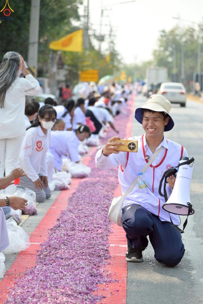 ภาพ No.306695:ภาพเบื้องหลังอาสาสมัครรวมใจ ชุดที่ 5 ในโครงการธรรมยาตรา กตัญญูบูชา มหาปูชนียาจารย์ พระมงคลเทพมุนี(สด จนฺทสโร) พระผู้ปราบมาร อนุสรณ์สถาน 7 แห่ง ปีที่ 14